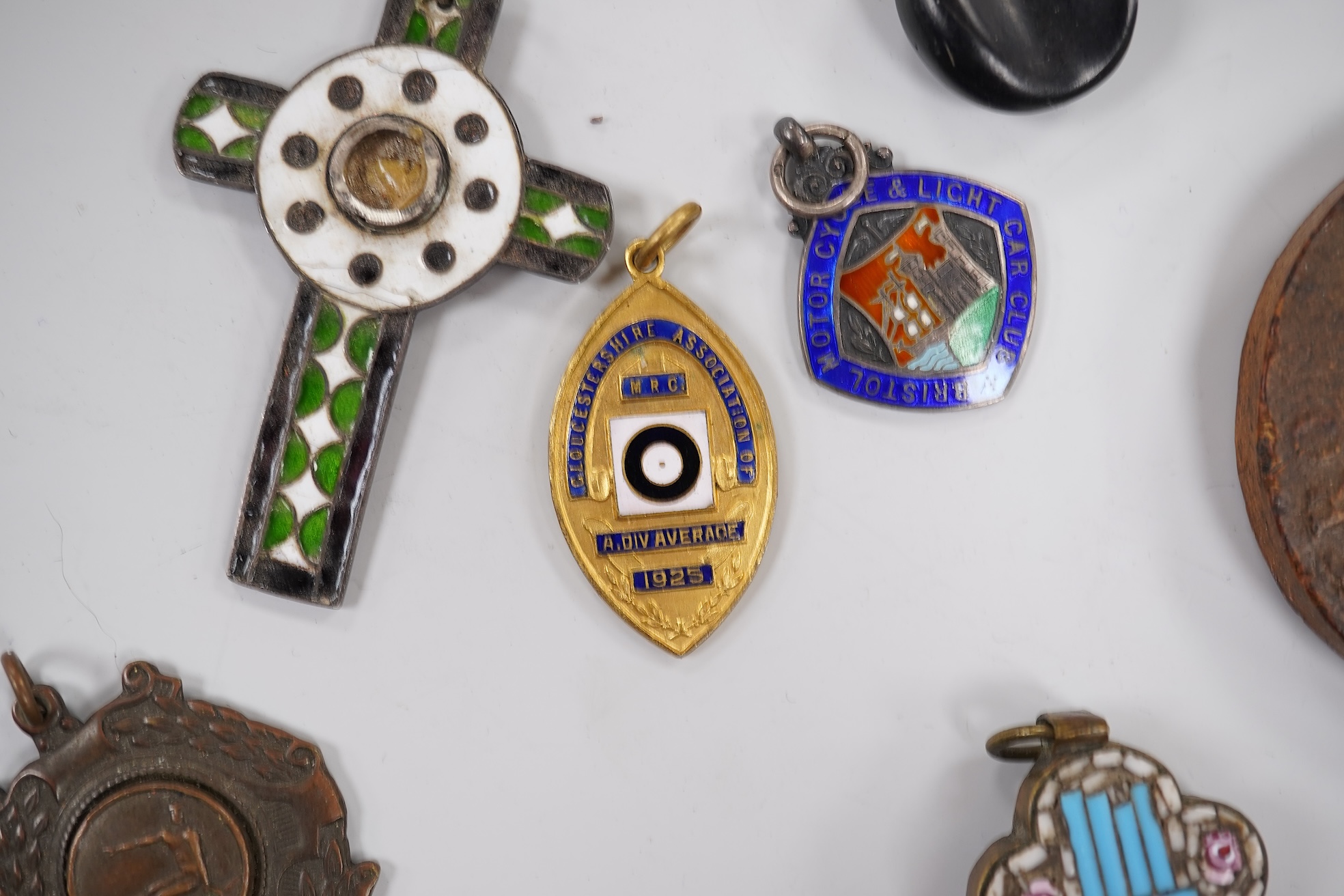 Objects of vertu and miscellaneous items to include mosaic cross, enamel jewels and brooches